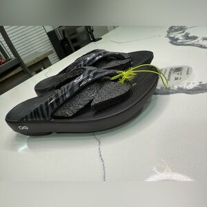 New Oofos Oolala Limited Women’s Gray Zebra Size 7